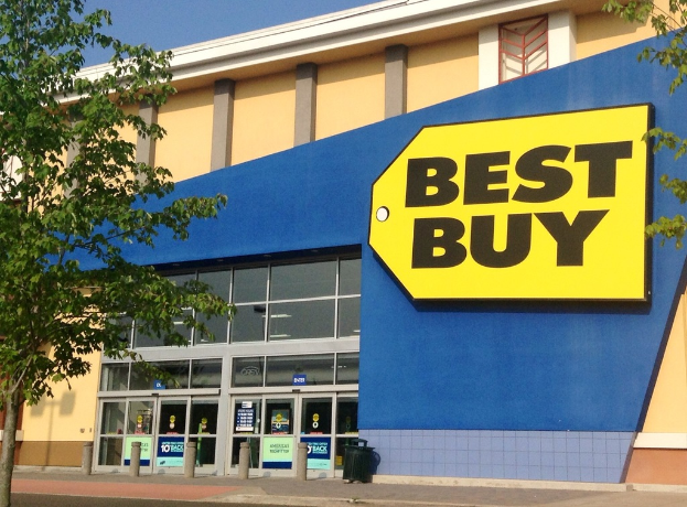 Ein Best Buy-Gebäude mit sichtbarer Eingangstür und mehreren Bäumen davor.