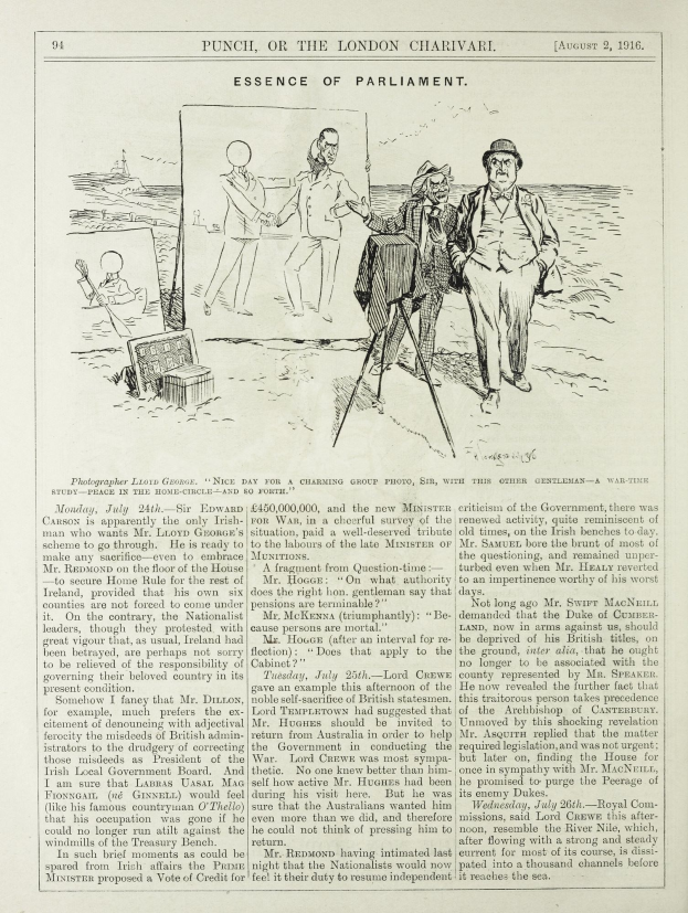 Eine handgezeichnete Skizze eines Mannes in Anzug und Krawatte, der vor einer Menge steht, mit einem ernsten Gesichtsausdruck, begleitet von Text auf demselben Papier.