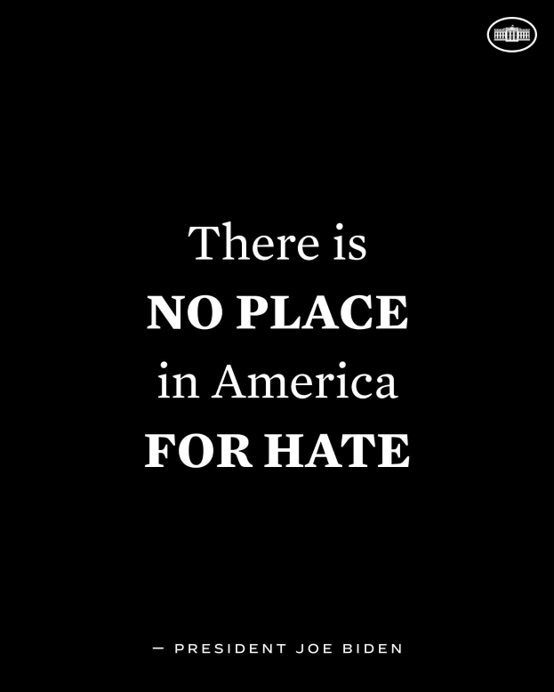 Schwarzer Hintergrund mit fettem weißem Text, der "Es gibt keinen Platz in Amerika für Hass" von Präsident Joe Biden liest.