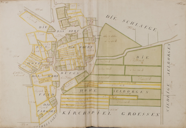 Ein altes Buch mit einer detaillierten Karte von Hamburg, Deutschland, das Straßen, Gebäude und Sehenswürdigkeiten zeigt und von Text begleitet wird, der Informationen über die Stadt enthält.