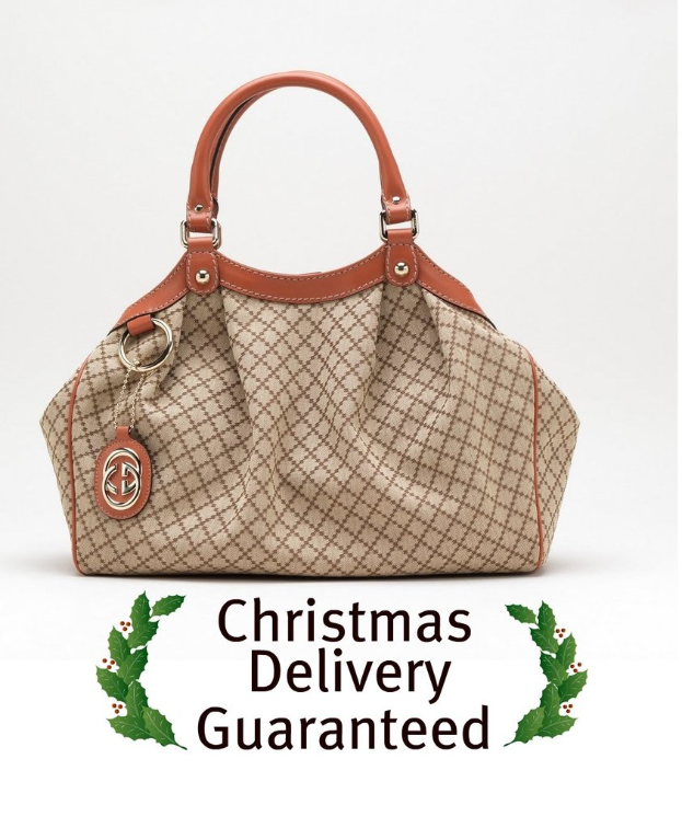 Eine Schokoladen- und weiße Tasche wird auf einen weißen Boden gelegt, vor der Tasche steht der Text "Weihnachtslieferung garantiert."