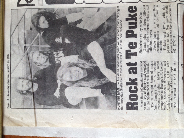 Eine Gruppe von Menschen und Text auf einem Stück Papier.