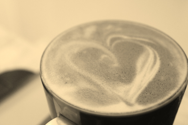 Ein Becher gefüllt mit einem Getränk.