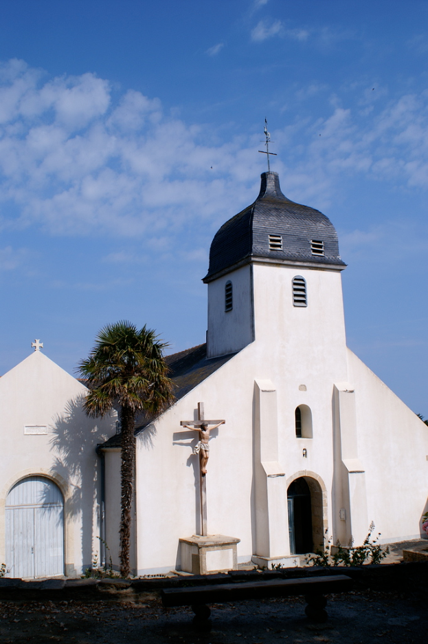 Eine Kirche ist prominent in der Bildmitte positioniert.