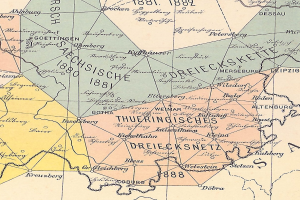 Ein altes Thuringia-Karte von Deutschland mit blauen und grünen Schattierungen, gelben und roten Akzenten und fettem Text, der Grenzen, Straßen, Städte und geografische Merkmale angibt.