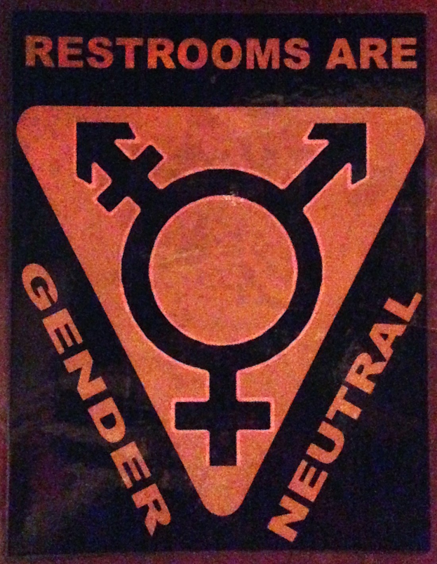 Plakat mit der Aufschrift "Geschlechterneutrale Toiletten" betont die Geschlechtergerechtigkeit in den Toiletteneinrichtungen.