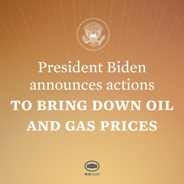 Präsident Biden an einem Rednerpult bei der Ankündigung von Maßnahmen zur Reduzierung von Öl- und Gaspreisen, mit einem Plakat mit Logo und Text im Hintergrund.