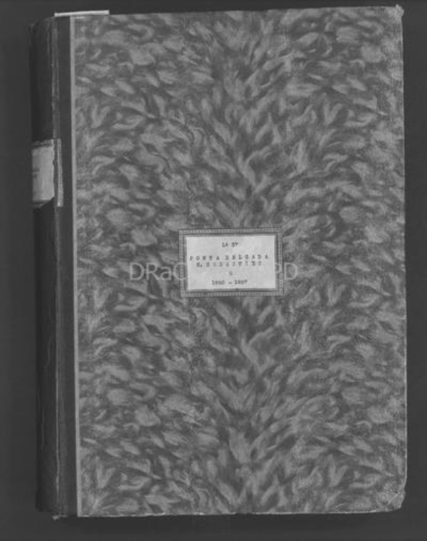 Schwarz-weiß-Foto eines Zeitschriftenhefts mit einem Etikett auf dem Cover, das auf einem dunklen Hintergrund plaziert ist.