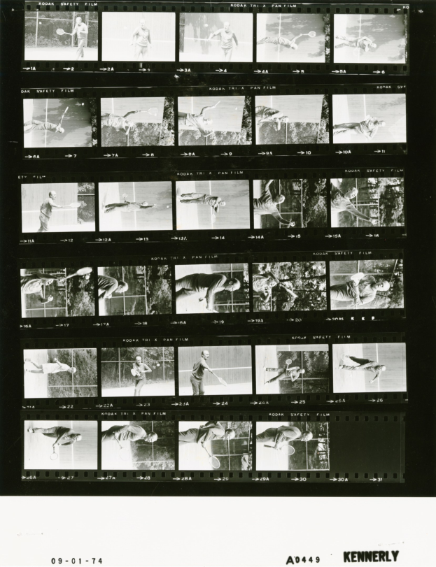 Schwarzes und weißes Foto eines Mannes in einem weißen Hemd und Shorts, der Tennis spielt und einen konzentrierten Gesichtsausdruck hat, vor einem Filmstreifen-Hintergrund.