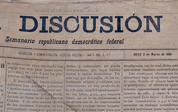 Zeitung mit gelblich vergilbtem, leicht zerknittertem Papier, auf dem die Überschrift "Semanario Repúblicano Democrático Federal" und das Wort "Diskussion" in schwarzer Tinte steht.
