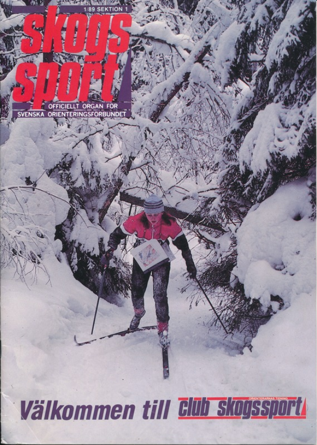 Eine Person mit Mütze auf einer schneebedeckten Anhöhe mit Skistöcken Ski fahrend, umgeben von schneebedeckten Bäumen, mit dem Text "Skogs Sport - Valkommen till Club Skogssport" unten.