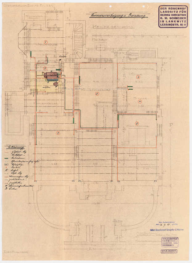 Ein detaillierter architektonischer Grundriss des Rosenhof-Krankenhauses in Hamburg, Deutschland, mit einem Gebäude mit zahlreichen Kabeln und Text, der den Aufbau beschreibt, einschließlich Räumen, Fluren und anderen Merkmalen.