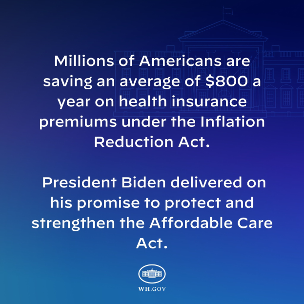 Blauer Hintergrund mit weißer Schrift, die besagt, dass Millionen von Amerikanern durchschnittlich 800 Dollar pro Jahr an den Gesundheitsversicherungsprämien unter dem Inflation Reduction Act sparen, begleitet von einem Logo.
