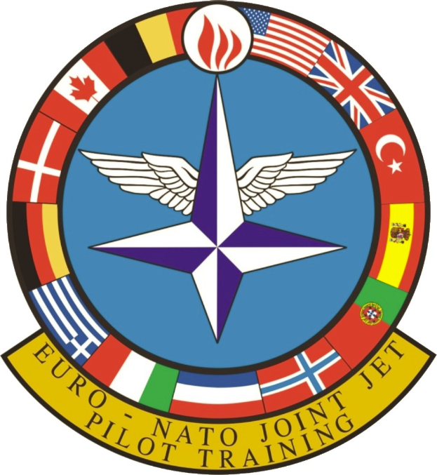Blauer Kreis mit einem weißen Stern in der Mitte, umgeben von vierfarbigen Flaggen und weißer Schrift, die 'NATO Joint Jet' liest.