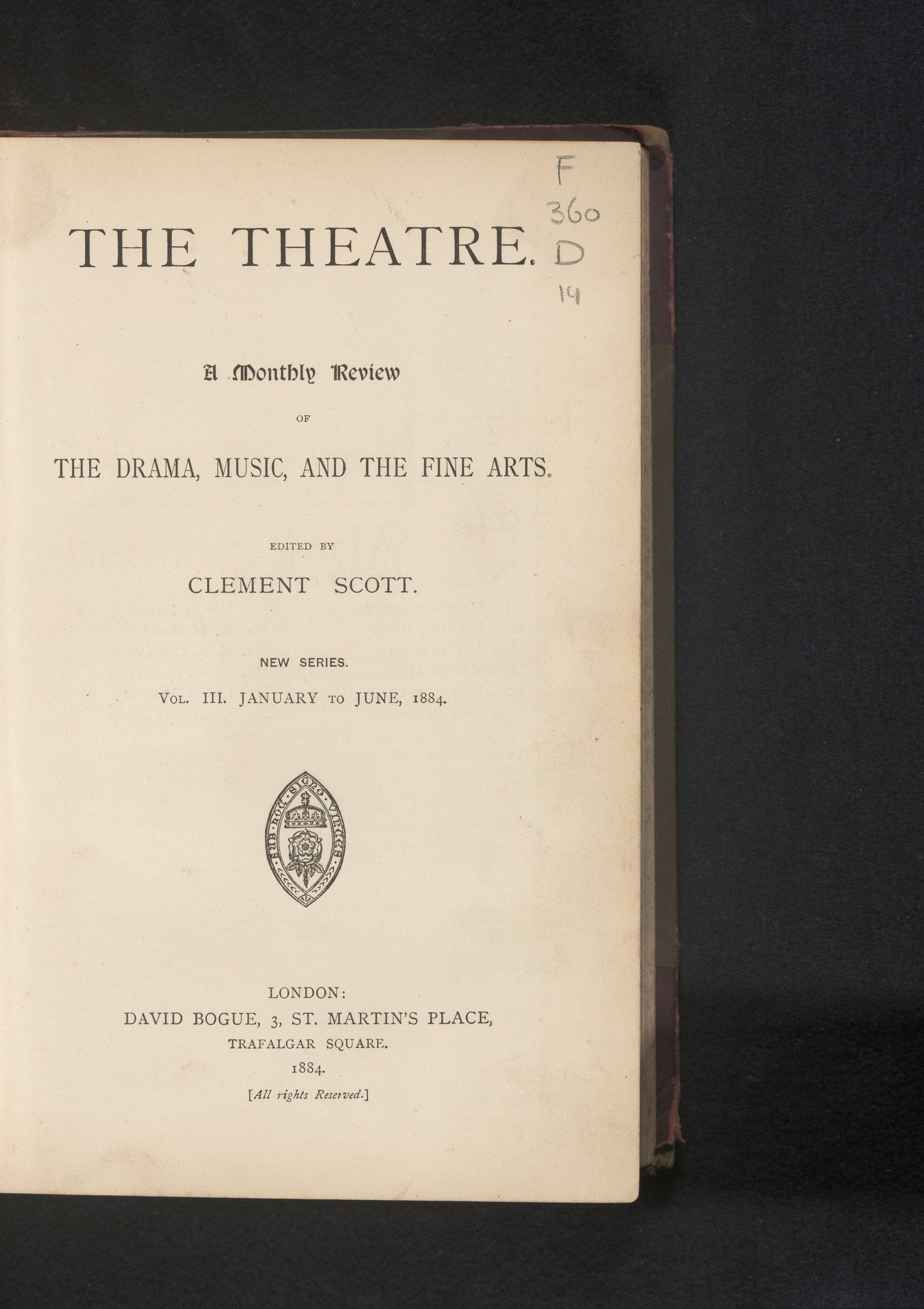 Ein Buch mit dem Titel "The Theatre: A Monthly Review of the Drama, Music, and the Fine Arts" liegt aufgeschlagen auf einer Seite mit Text und einem Logo.