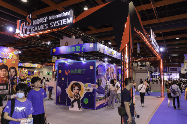 Eine Gruppe von Menschen, die durch einen Convention-Saal auf einer Gaming-Messe in China gehen und Taschen und Gegenstände tragen sowie Tafeln mit Text und Bildern halten, mit Deckenbeleuchtung und Teppichboden.