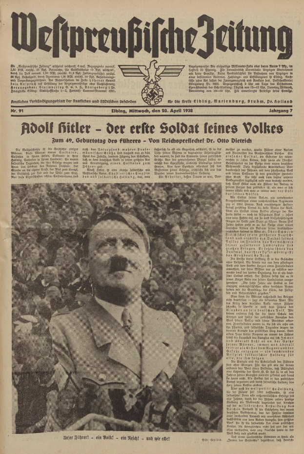 Schwarz-weiß-Fotografie von Adolf Hitler in einem schwarzen Anzug und weißem Hemd vor einer Menge auf der Titelseite einer deutschen Zeitung mit der Schlagzeile "Adolf Hitler - Der Erste Soldat Feines Volkes".