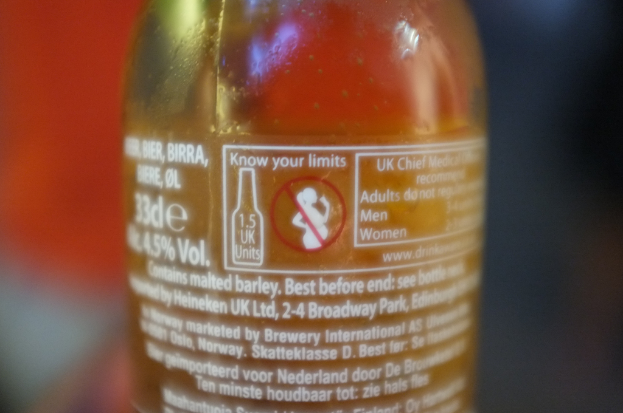 Eine Flasche mit darauf geschriebenem Text, mittig im Bild positioniert.
