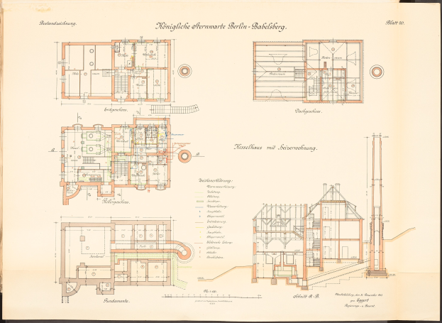 Altes Buch mit detailliertem architektonischem Plan der Königliche Hermwerk Berlin-Baklberg, einschließlich Text und Gebäudeaufbau.