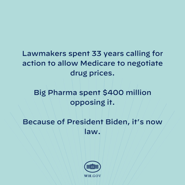 Ein blauer Hintergrund mit fetter weißer Schrift, die den Text 'Lawmakers Spent 33 Years Calling for Action to Allow Medicare to Negotiate Drug Prices' und ein Logo unten zeigt.