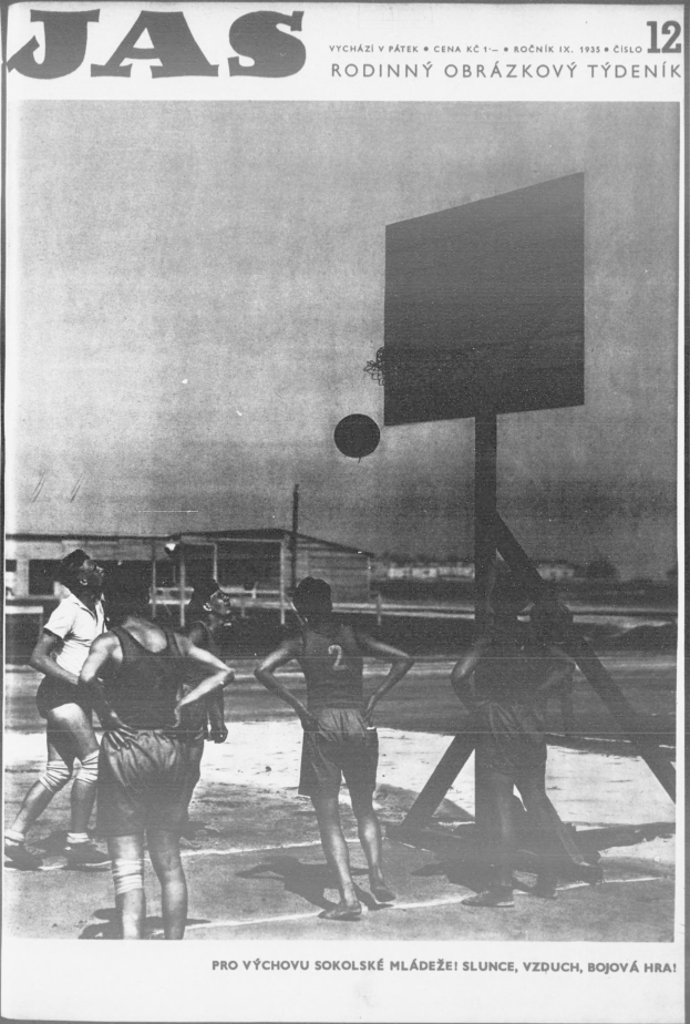 Schwarzes und weißes Foto von Menschen, die Basketball auf einem Platz mit einem Netz im Hintergrund und einem Gebäude in der Ferne spielen, aus Jas Magazine, Vol 12, No 12, 1955.