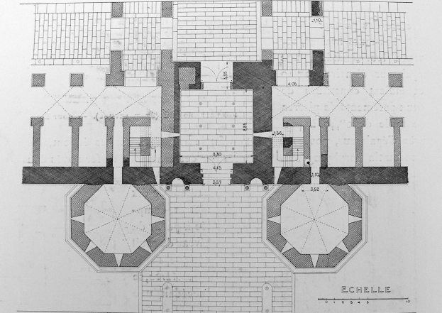 Schwarzes und weißes architektonisches Grundrissbild eines Gebäudes mit zahlreichen Fenstern, das als die Echelle-Schule der Architektur bezeichnet wird, zeigt detaillierte Layouts von Zimmern, Fluren und Merkmalen.