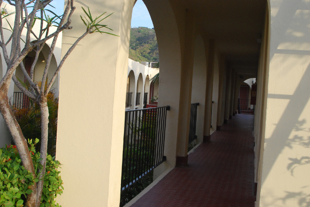 Ein baumförmiges Gebäude mit einer Veranda.