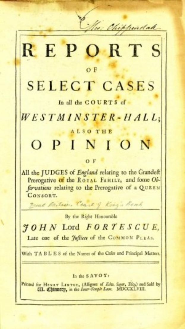Altes Buch mit dem Titel "Berichte über ausgewahlte Fälle in den Gerichten von Westminster-Hall, auch die Meinung von John Lord Fortescue" offen auf einer Seite mit schwarzer Tinte