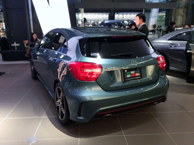 Ein Mercedes-Benz A-Klasse Hatchback auf der IAA in Frankfurt, ein schlankes, modernes Design mit glänzendem Schwarz und Chromakzenten und einem sportlichen Look, umgeben von einer Gruppe von Menschen.