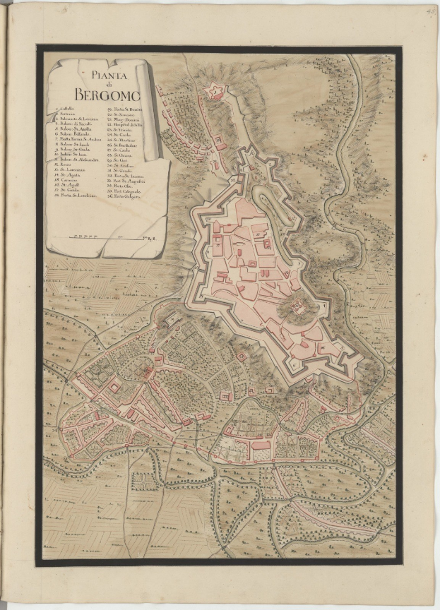 Altes Buch mit einem detaillierten Stadtplan von Bergamo, Italien, mit sichtbaren Straßen, Gebäuden und Sehenswürdigkeiten sowie Texten zur Beschreibung der Bevölkerung, Geschichte und Kultur der Stadt.