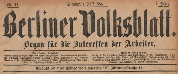 Schwarz-weißes Bild einer vergilbten deutschen Zeitung von 1884 mit dem Titel "Berliner Volksblatt" und verblasster schwarzer Tinte.
