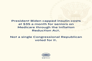 Plakat mit Logo und Text, der besagt: "Präsident Biden beschränkt die Insulin-Kosten auf 35 Dollar pro Monat für Senioren mit Medicare durch das Inflation Reduction Act."