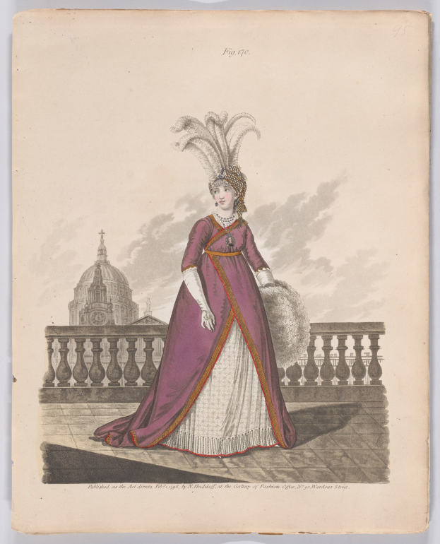 Frau in einem violetten und weißen Kleid mit einer Federhaube, die an einem Geländer steht, mit einem Gebäude und Wolken im Hintergrund, beschriftet mit "Fashion of New York, New York Street, 1790."