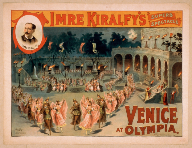 Plakat für Imre Kiralfys Super-Spektakel in Venedig bei Olympia, das kostümierte Künstler vor einem gebogenen und säulengeschmückten Gebäude mit Bäumen und Laternen im Hintergrund zeigt.
