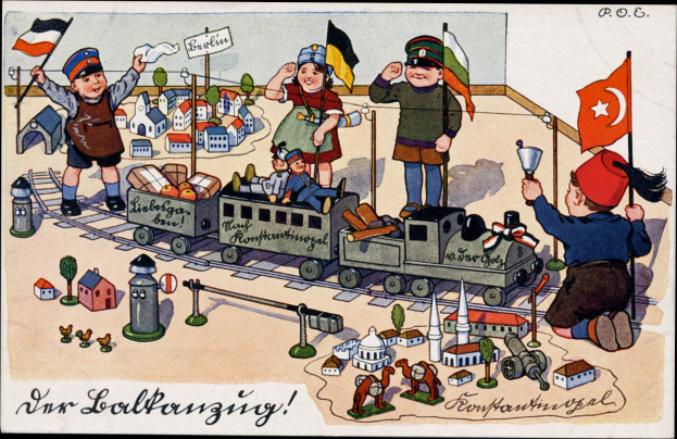 Kinder spielen mit einem Spielzeughahn auf einem Eisenbahngeleise, umgeben von Häusern und Bäumen, mit Text unten.