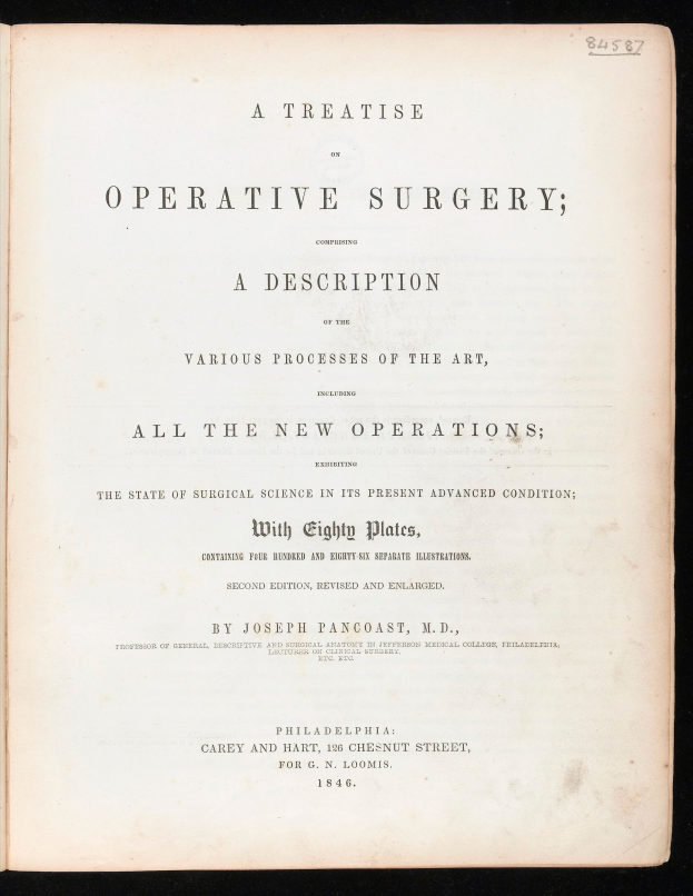 Ein aufgeschlagenes Buch mit dem Titel "Eine Abhandlung über die operative Chirurgie: Eine Beschreibung der verschiedenen Prozesse der Kunst, alle neuen Operationen" vor einem dunklen Hintergrund.