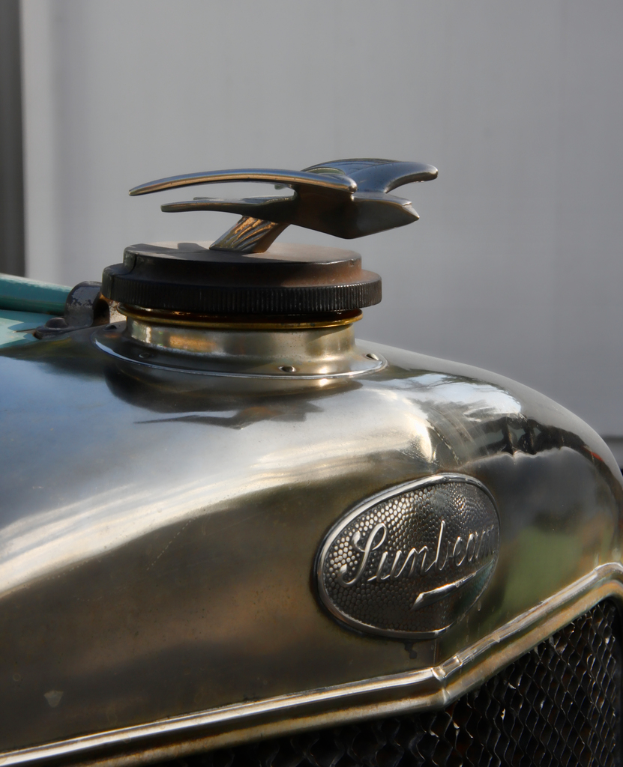 Der vordere Teil eines Autos, der Motorhaube, Kühlergrill, Scheinwerfer und Stoßstange zeigt.