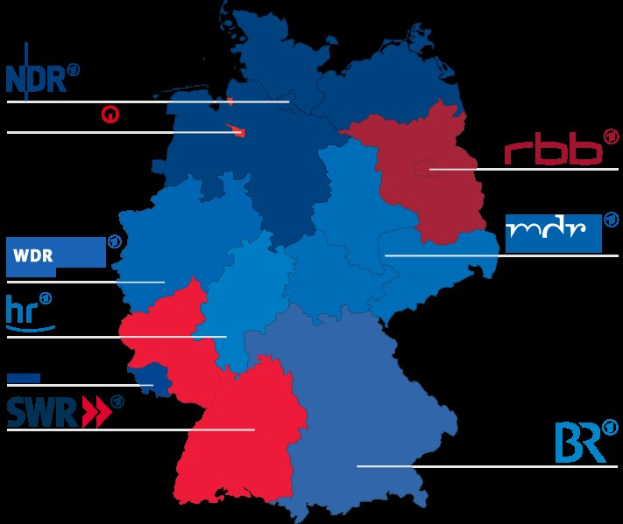 Karte von Deutschland, die die Ergebnisse der Wahl von 2016 nach Bundesländern zeigt, mit roter und blauer Hervorhebung, begleitet von Namen der Kandidaten und Wahltermin-Text.