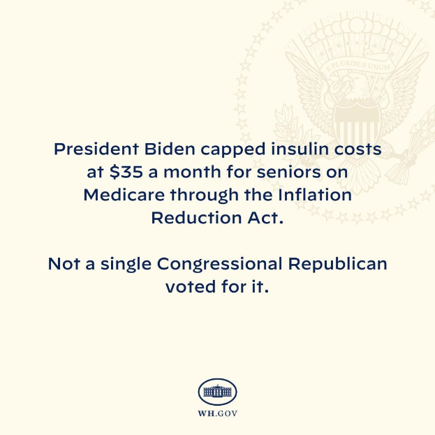 Ein Plakat mit Logo und Text, auf dem steht: "Pr├Ąsident Biden hat die Insulin-Kosten f├╝r Senioren mit Medicare auf 35 Dollar pro Monat begrenzt."