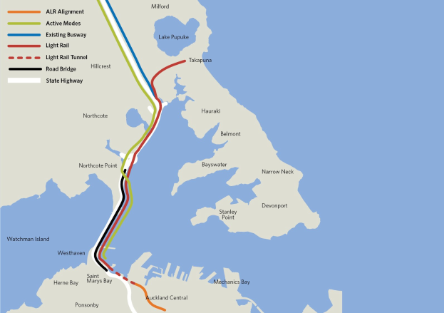 Detailierte Stadtkarte mit roter Linie, die die vorgeschlagene Route eines neuen Schienensystems markiert, einschließlich Haltestellen und Umgebung mit Textbeschriftungen für Städte und Entfernungen.