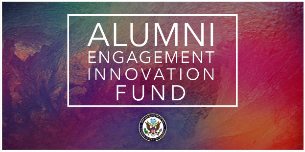 Logo für den Alumni Engagement Innovation Fund auf einem lebendigen, farbenfrohen Hintergrund mit dem Namen des Fonds drumherum.