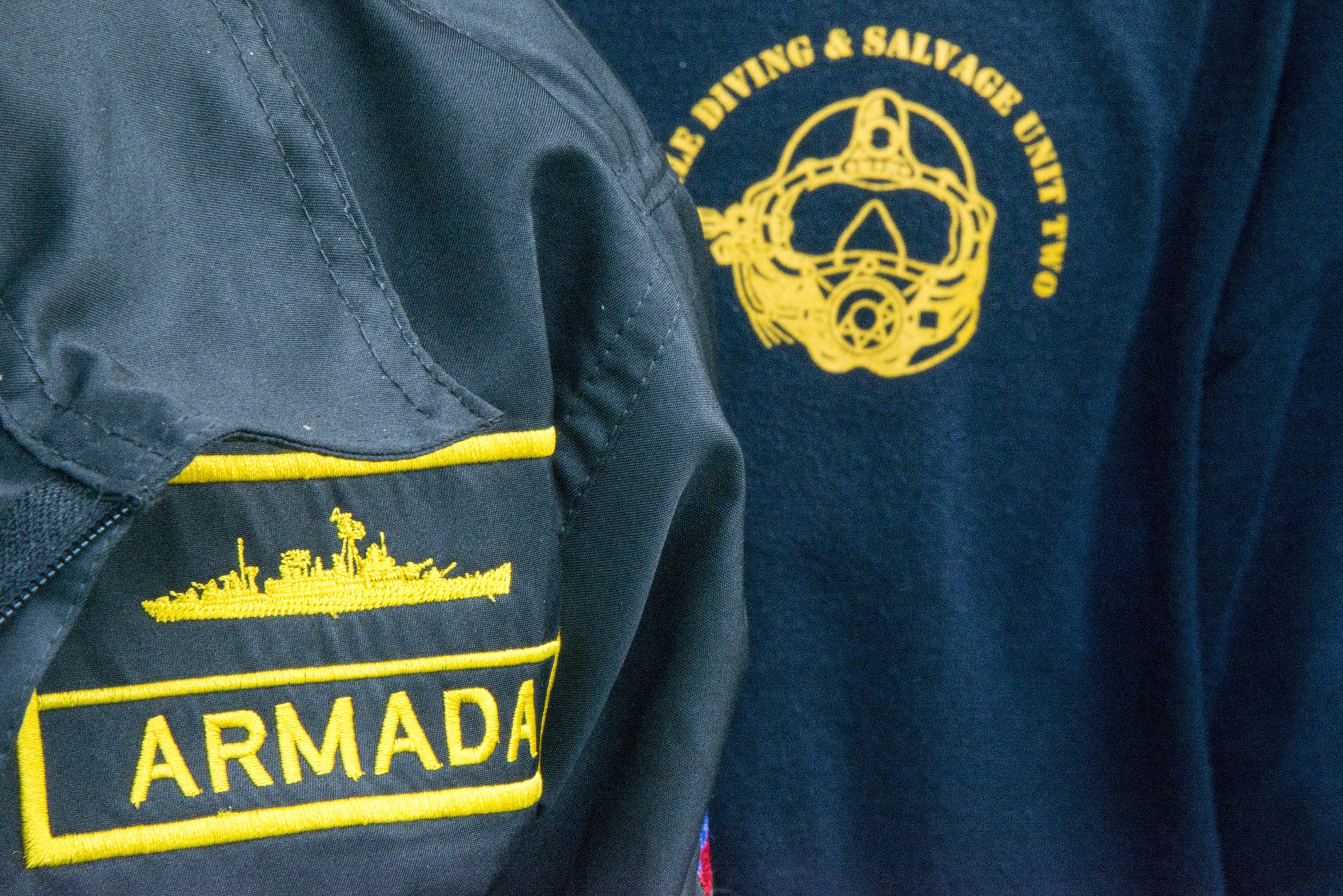 Marineblauer Blazer mit dem Wort 'Armada' und einem Aufdruck.