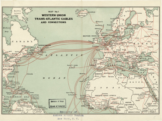 Schwarz-weiß-Karte der Transatlantik-Kabelrouten und -Verbindungen der Western Union und ihre Verbindungen zwischen Nordamerika und Europa mit fetten Etiketten an wichtigen Stellen und Kabelwegen.