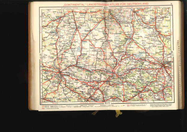 Offenes Buch mit detaillierter Deutschlandkarte im Schwarz-Weiß-Stil.