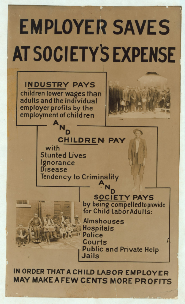 Ein hellgelbes Plakat mit einem weißen Rand und fetter schwarzer Schrift, die den Text 'Arbeitgeber spart auf Kosten der Gesellschaft' trägt, zeigt eine bunte Gruppe von Menschen verschiedenen Alters, Geschlechts und ethnischer Herkunft, die den Betrachter anblicken.