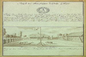 Ein verblichener Abzug des ersten Entwurfs der deutschen Verfassung mit einer handgezeichneten Straßenszene, einem Fahnenmast, Gebäuden, Bäumen und Himmel.