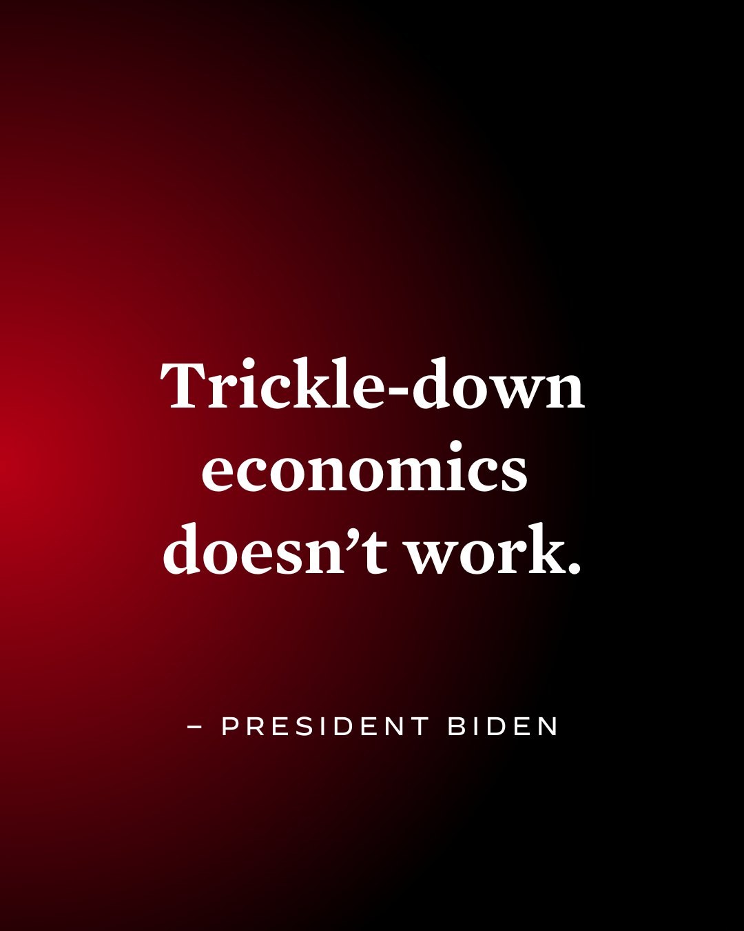 Plakat mit fetter, schwarzer Schrift "Trickle-Down Economics Doesn't Work" auf einem weißen Hintergrund, eingerahmt von einem dünnen schwarzen Rand, begleitet von einem Zitat des Präsidenten Biden.