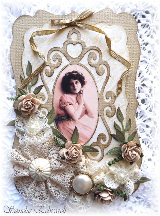 Ein Geschenkkarton mit einer Frau und Blumen.