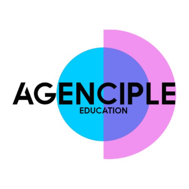 Farbenfroher Kreis mit "Agence Education"-Text in Schwarz, geteilt in Blau und Rosa, auf weißem Hintergrund, mit einem Podcast-Logo in der rechten unteren Ecke.