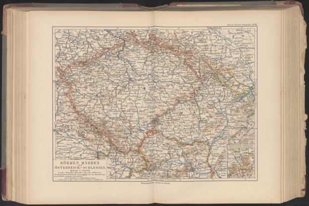 Offenes Buch mit einer Deutschlandkarte auf dunklem Hintergrund.